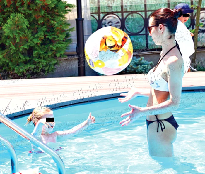 Îi place să se  bălăcească. Andreea  Moldovan, fetiţa ei  şi alţi copii au stat  ore bune în piscină