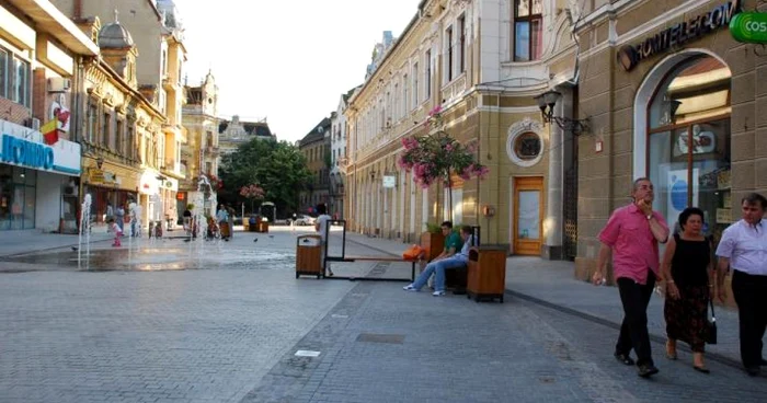 Se repara mobilierul stradal Foto Adevarul