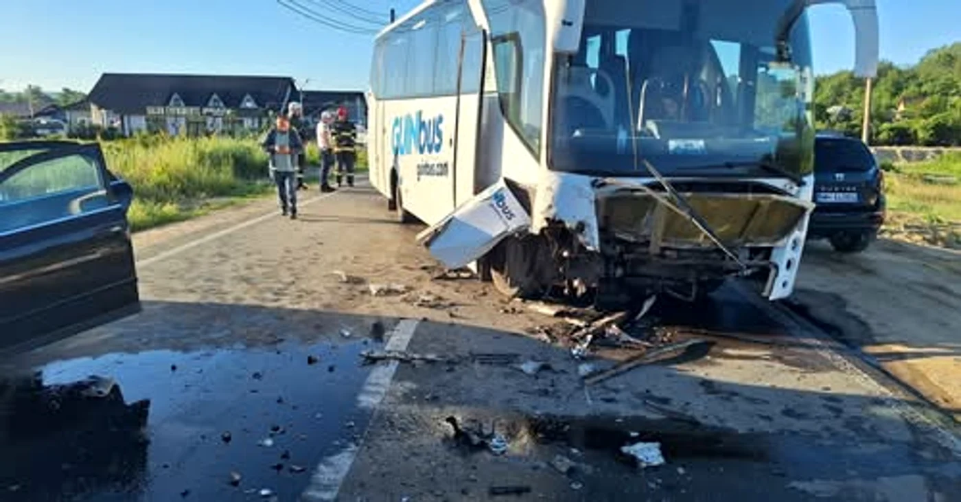 Autocar implicat în accident 