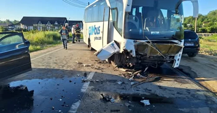 Autocar implicat în accident 