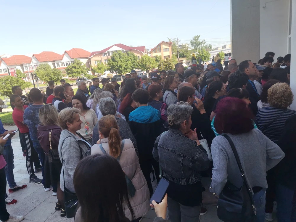 Accesul în sală s-a făcut treptat, așteptarea s-a prelungit FOTO. Alina Mitran