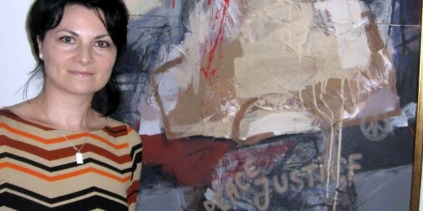 Monica Turcu şi una dintre lucrările sale FOTO C Crângan