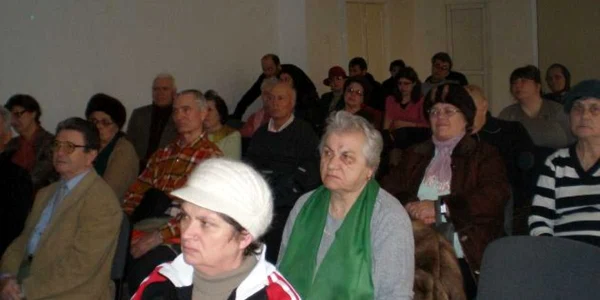 Clubul de sănătate de la Casa Studenţilor a atras astăzi zeci de pensionari. 
