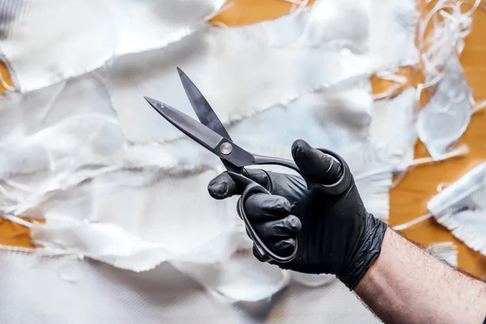 Foarfece ascuțite cu ajutorul foliei de aluminiu. Foto: arhiva.