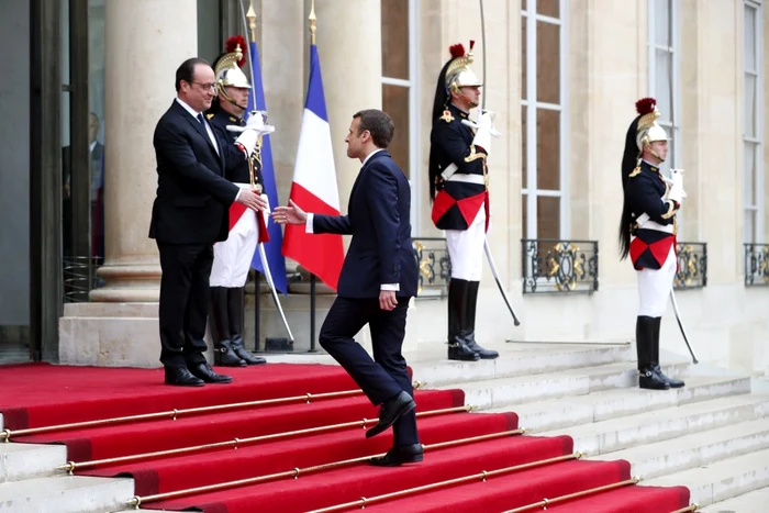 Emmanuel Macron, intampinat de Francois Hollande pe treptele Palatului Elysee FOTO EPA