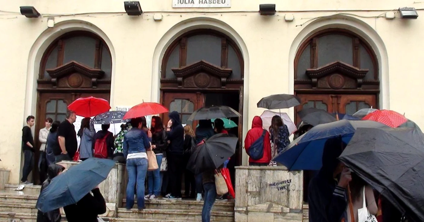 Copiii şi părinţii au stat în ploaie pentru a vedea programarea pentru proba orală la EnglezăFOTO: Adevărul / Ioana Nicolescu