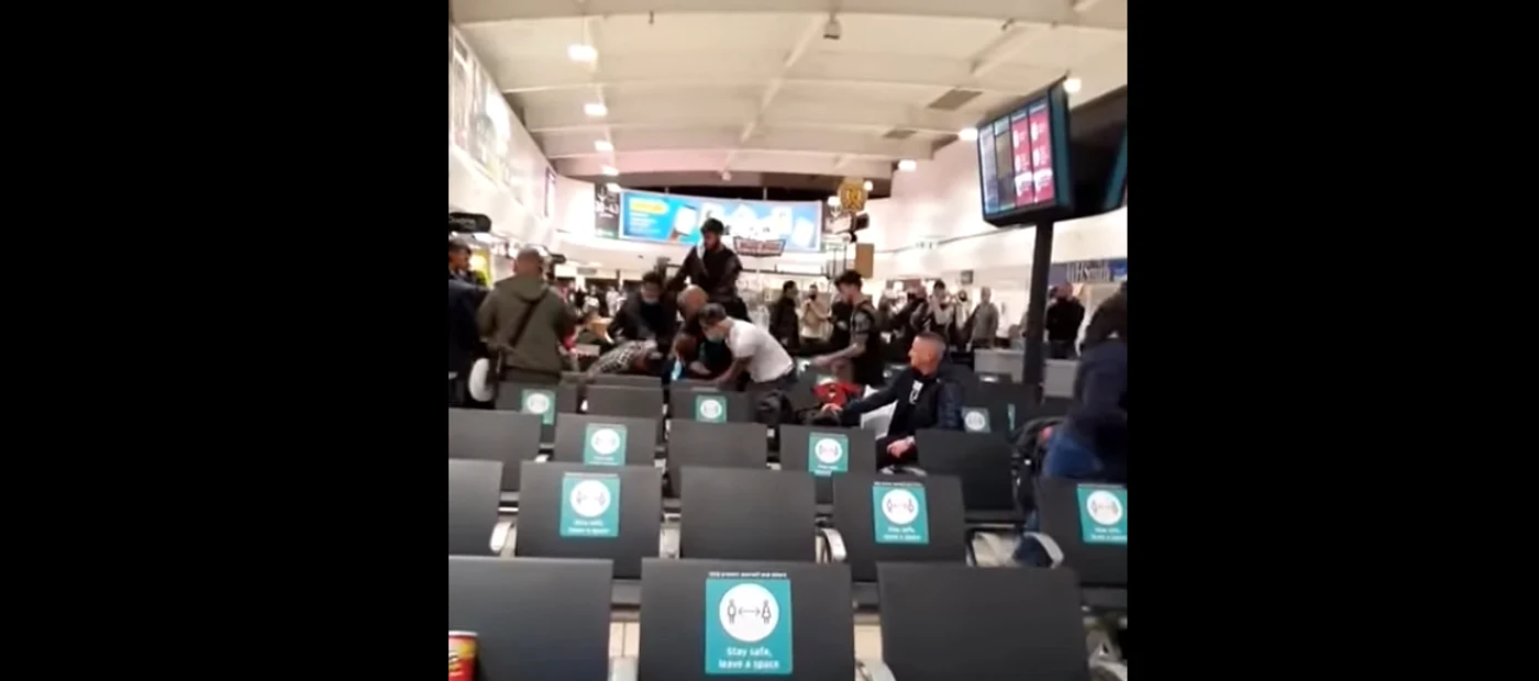 
    Mai mulți bărbați s-au luat la bătaie pe Aeroportul Luton din LondraFoto: captură video YouTube  