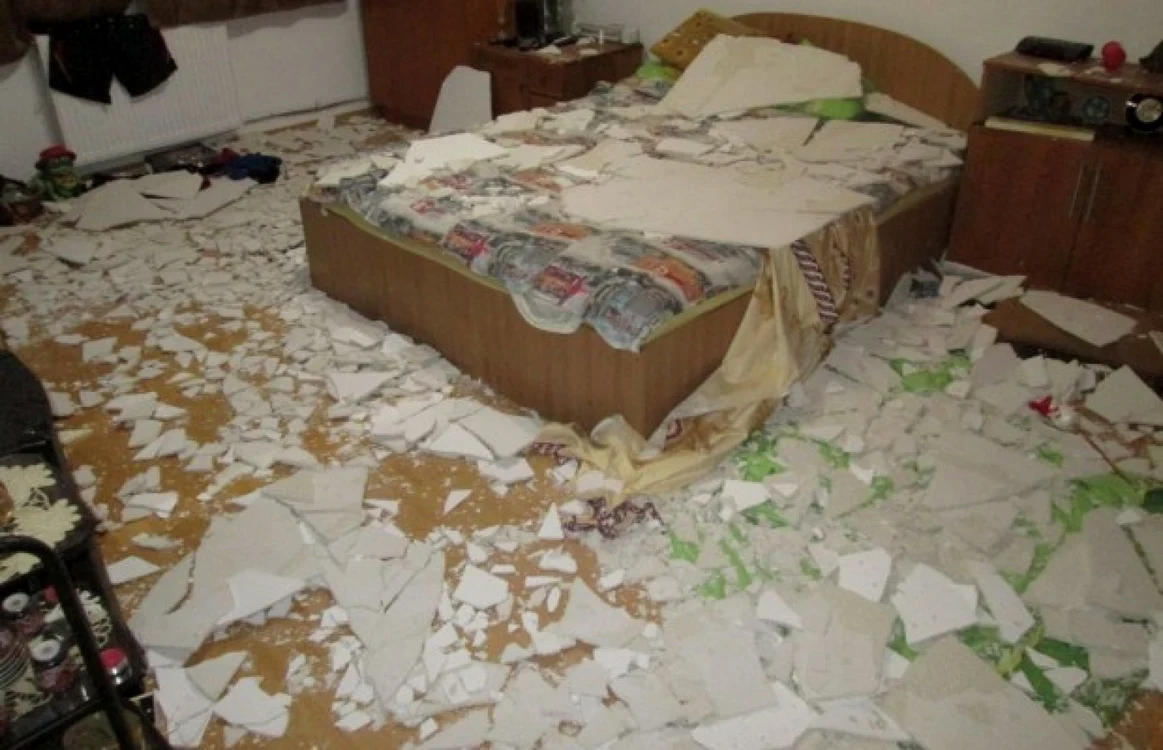 Tavanul căzut în sufrageria unei familii chiriaşe a ANL FOTO www.redesteptarea.ro