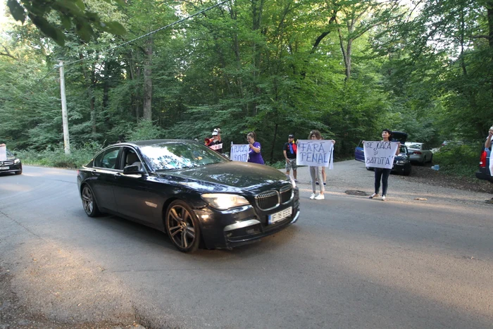 Protestatarii i-au întâmpinat toată ziua pe invitați la poarta Palatului Snagov cu pancarte anti-sistem
