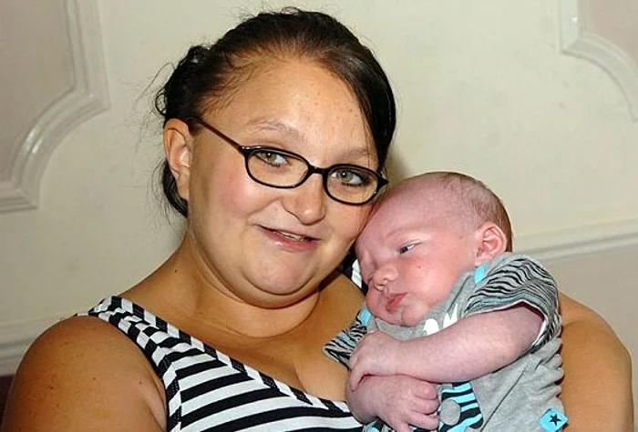 
    Lisa Witchalls şi băieţelul ei Reece  