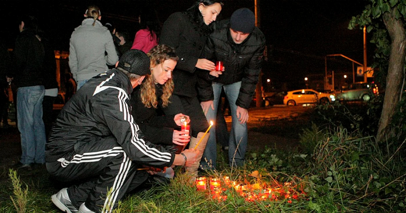 Tinerii au aprins lumânări, în memoria celor două tinere decedate în urma accidentului. Foto: Bogdan Crăciun