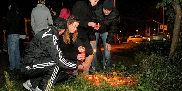 Tinerii au aprins lumânări, în memoria celor două tinere decedate în urma accidentului. Foto: Bogdan Crăciun