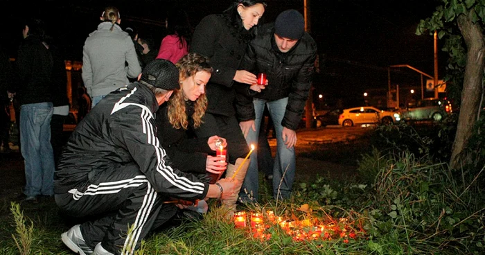 Tinerii au aprins lumânări, în memoria celor două tinere decedate în urma accidentului. Foto: Bogdan Crăciun