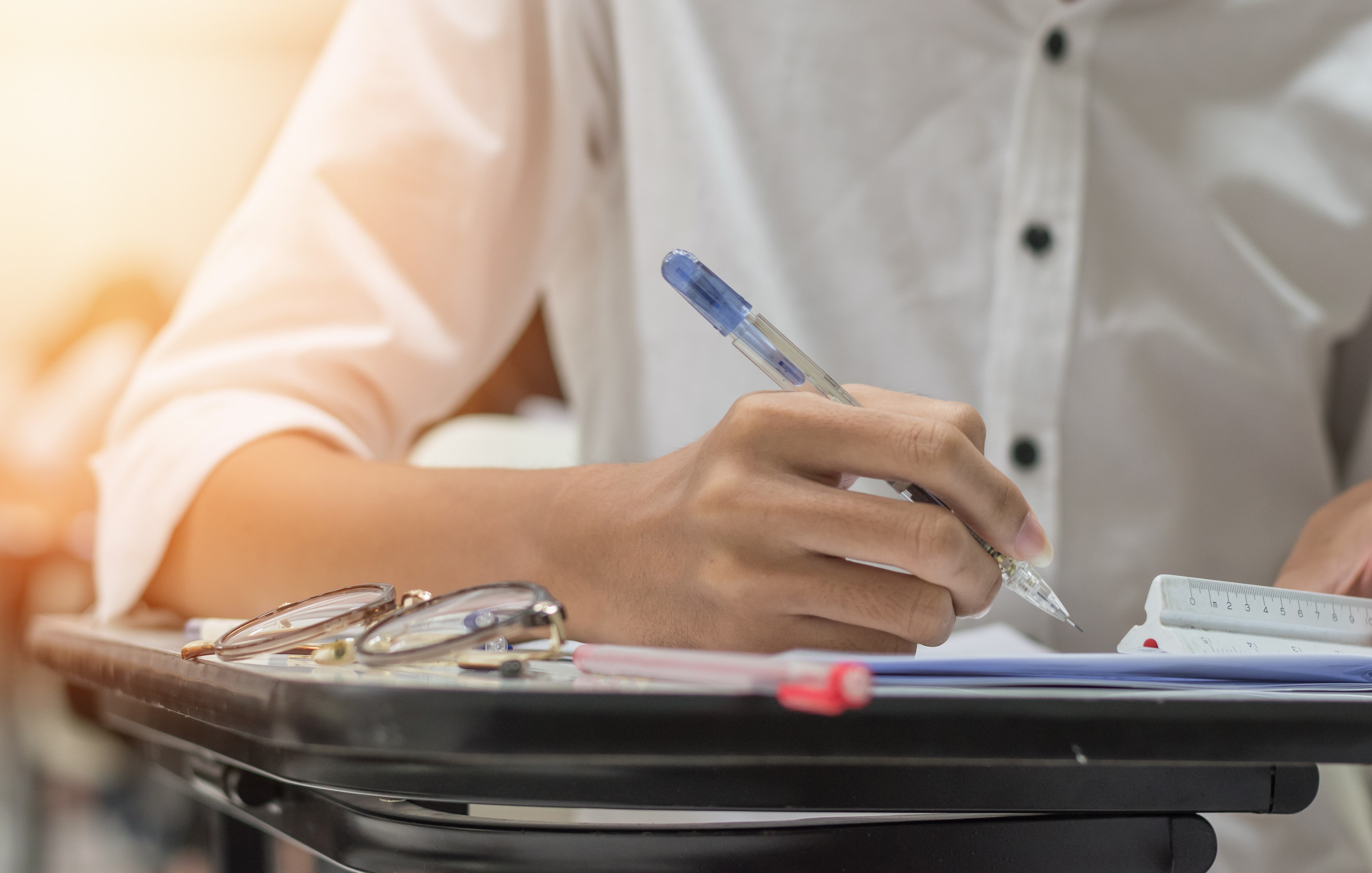 Mama unui elev de liceu a cerut scoaterea lui de la școală deoarece “nu îi place”. Care a fost răspunsul?