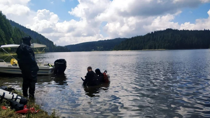 Căutări pe lacul Beliş  FOTO: ISU Cluj