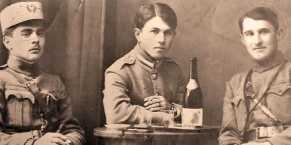 1919: Ionel Popescu (centru), la Budapesta, împreună cu doi colegi din Regimentul 7 Roşiori