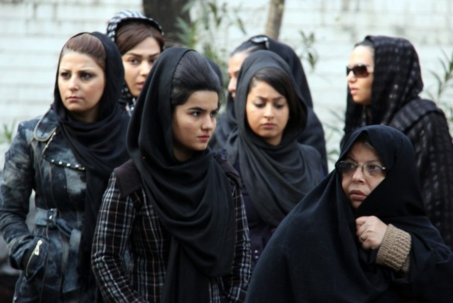 Experţi ai ONU compară legea iraniană privind vălul cu un „apartheid”