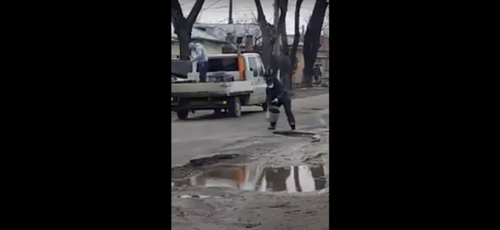 Muncitorul aruncă asfalt în groapa plină cu apă FOTO captură video