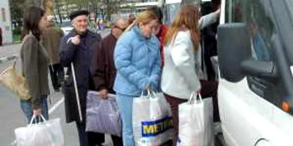 Focşănenii sunt nevoiţi să apeleze la firmele de taxi.