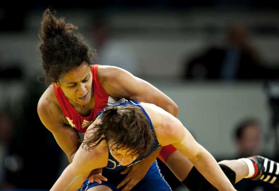 
    Sportiva noastră, în albastru, a fost învinsă de franţuzoaica Anna Gomis.  