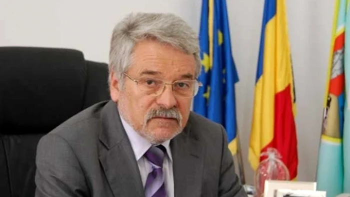 Mircea Moloţ, preşedintele Consiliului Judeţean Hunedoara, a fost reţinut, miercuri seară, de procurorii DNAfoto: voceatransilvaniei.ro
