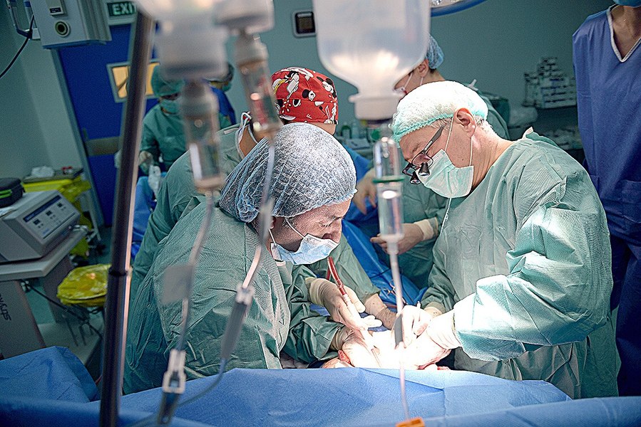 Transplant de ficat realizat în premieră la Iaşi. O mamă cu patru copii a primit organul salvator