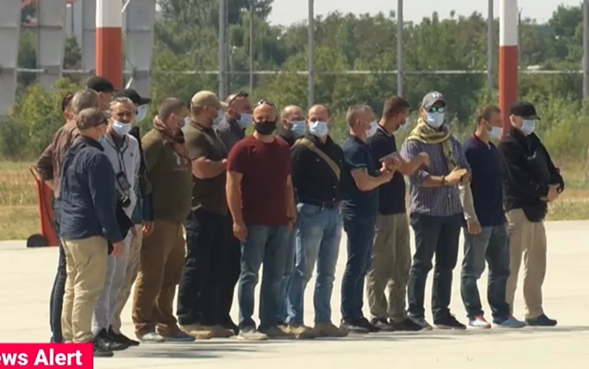 Fetele ies din  magazine de firmă  încărcate de  cumpărături
