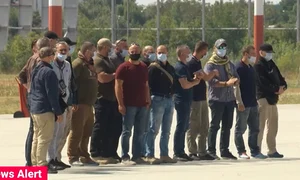 Fetele ies din  magazine de firmă  încărcate de  cumpărături jpeg
