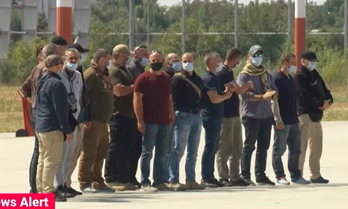Fetele ies din  magazine de firmă  încărcate de  cumpărături jpeg