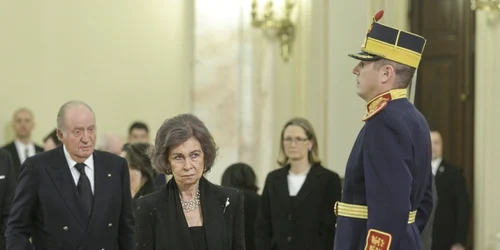 Regele Juan Carlos şi regina Sophia aduc un ultim omagiu regelui Mihai I. FOTO Inquam Photos/Octav Ganea