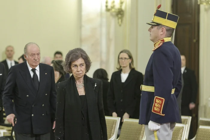 Regele Juan Carlos şi regina Sophia, foşti suverani ai Spaniei,  aduc un ultim omagiu regelui Mihai I. FOTO Inquam Photos/Octav Ganea