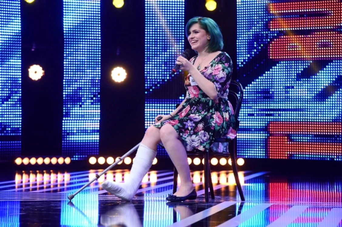X-Factor 2015. Teodora Constantin a urcat  pe scenă cu piciorul în ghips 