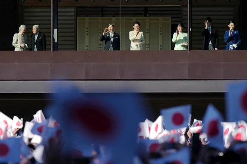 Anul Nou în Japonia cu Împăratul Naruhito, Împărăteasa Masako, Prințul Akishino, Prințesa Kiko, Prințesa Kako, Împăratul Akihito și Împărăteasa Michiko. FOTO: Profimedia