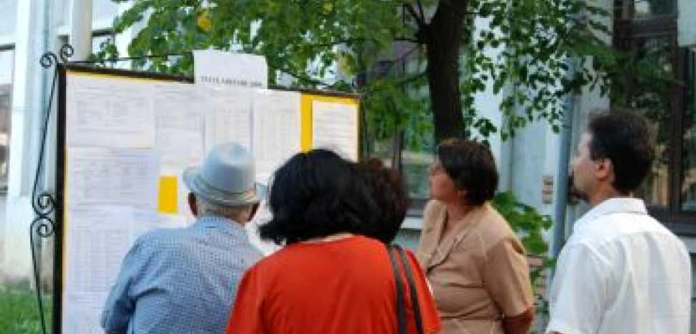 Slatina: 5 profesori au fost prinşi copiind la titularizare
