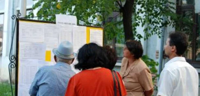 Slatina: 5 profesori au fost prinşi copiind la titularizare