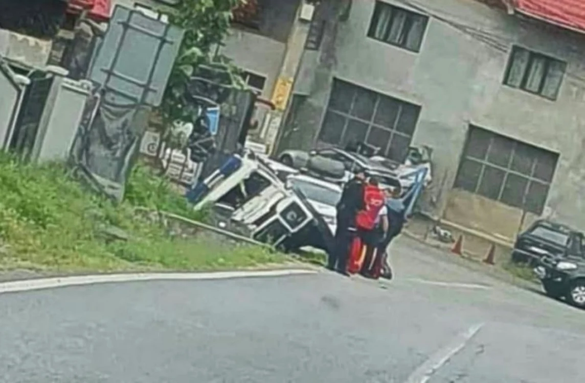 Maşina de la Salvamont a ajuns în şanţ