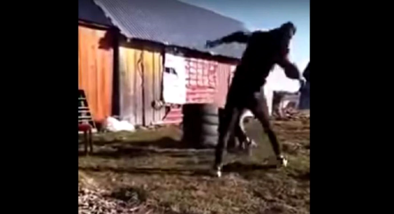Fata a fost biciuită de iubitul gelos(FOTO: captură de pe YouTube)