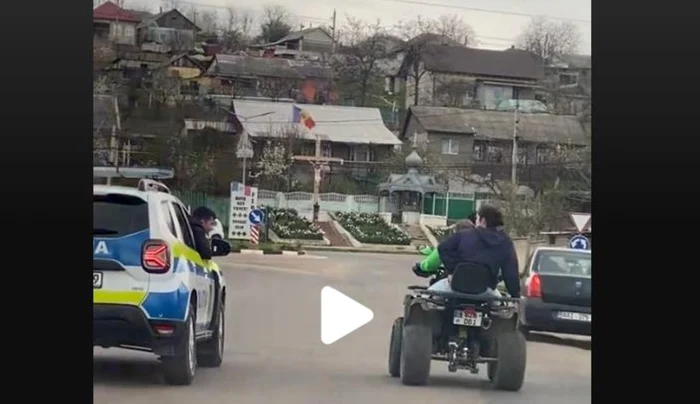 Şoferul ATV-ului a refuzat să oprească şi a sfârşit într-un copac. Foto: captură video
