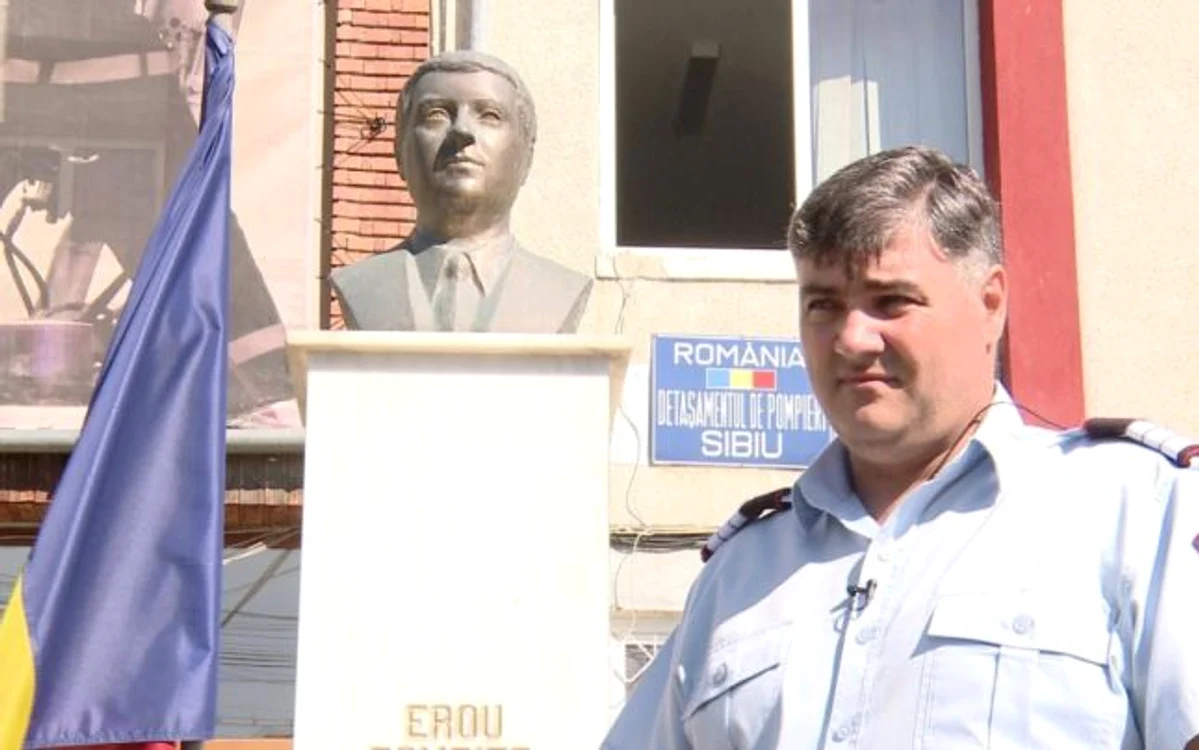 Tiberius Croitoru alături de statuia tatălui său - erou martir la revoluţia din 1989 în curtea unităţii ISU Sibiu care-i poartă numele Foto turnusfatului ro