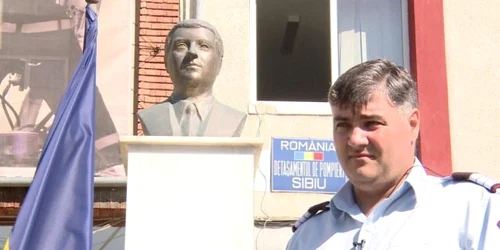 Tiberius Croitoru alături de statuia tatălui său - erou martir la revoluţia din 1989 în curtea unităţii ISU Sibiu care-i poartă numele Foto turnusfatului ro