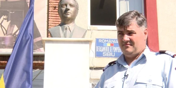 Tiberius Croitoru alături de statuia tatălui său - erou martir la revoluţia din 1989 în curtea unităţii ISU Sibiu care-i poartă numele Foto turnusfatului ro