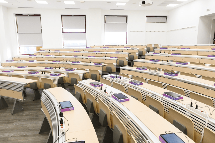 Singura universitate din România unde studenții dau examen pe tabletă: „Este un pas firesc"