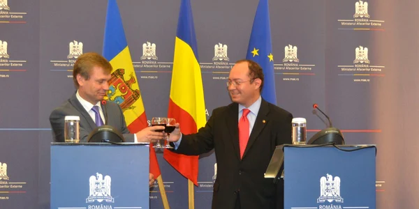 Bogdan Aurescu si Vitalie Chiveri au ciocnit cate un pahar de vin