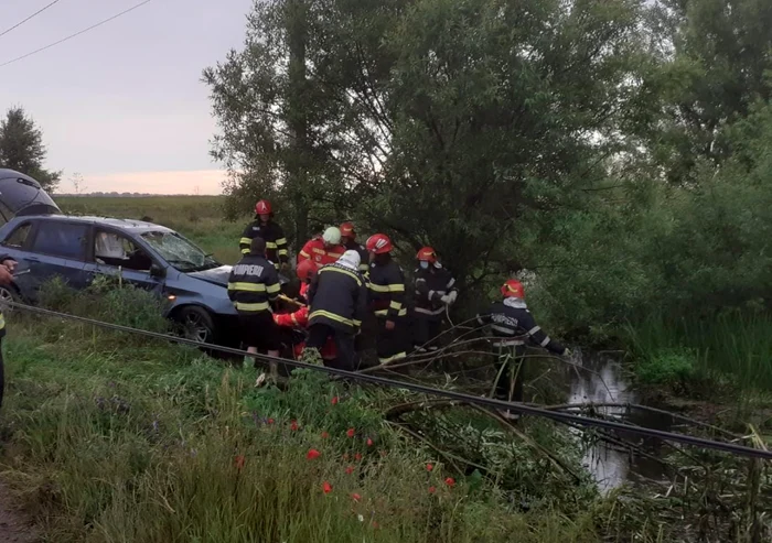 Pompierii au scos maşina din canalul cu apă . Şoferul estre în stare gravă FOTO. martor