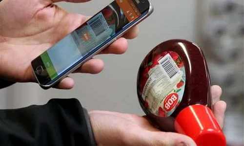 Fiecare produs cumpărat e scanat cu mobilul jpeg