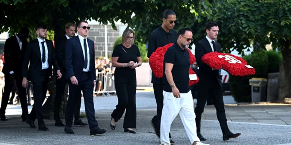 Van Djik și colegii săi de la Liverpool, prezenți la înmormântarea lui Diogo Jota. Foto Profimedia
