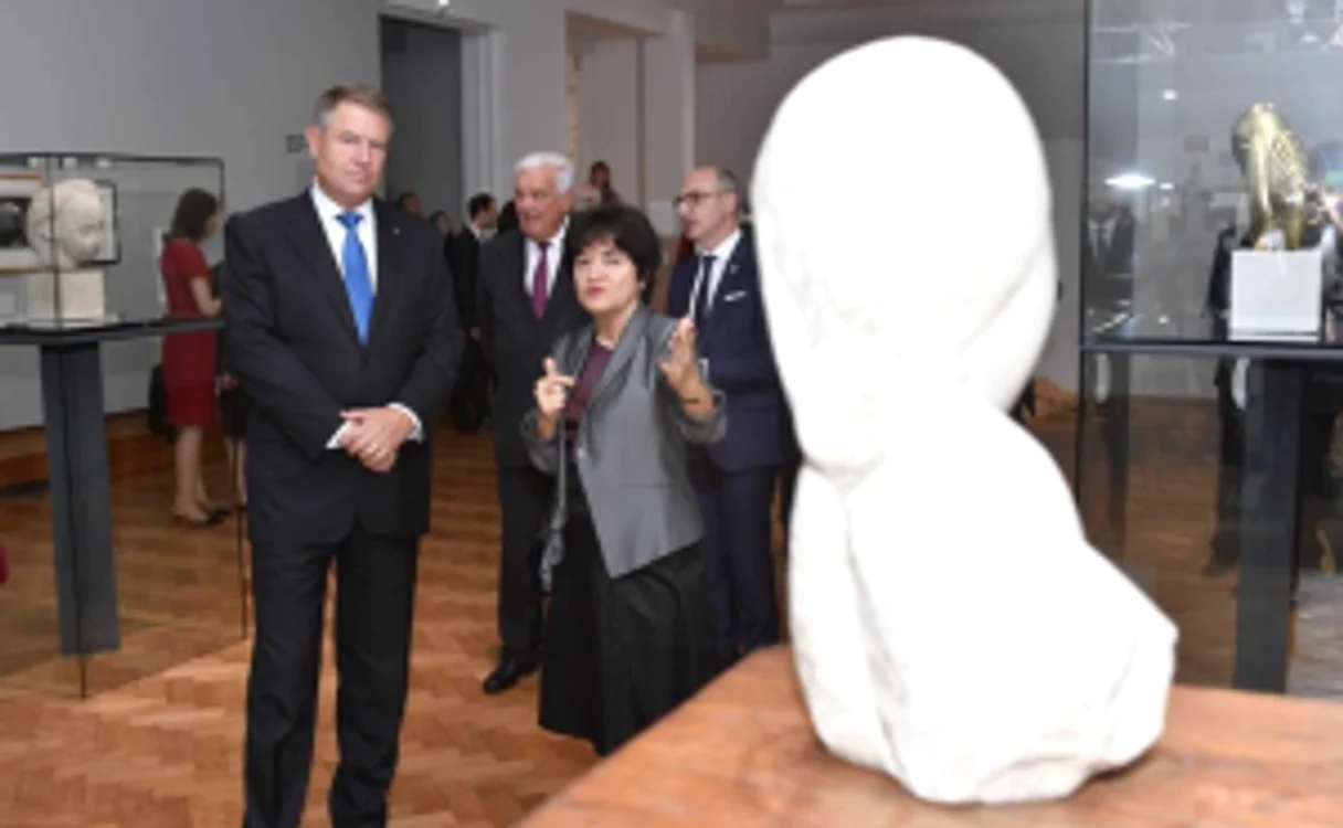 Doina Lemny, curatorul expoziţiei Brâncuşi, prezentându-i expoziţia preşedintelui Klaus Iohannis FOTOGRAFII: ICR