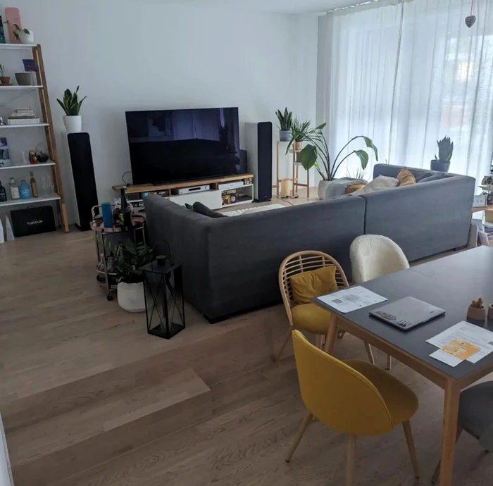 Lui Alex îi place că Alex că apartamentul este luminos / foto: lovedeco