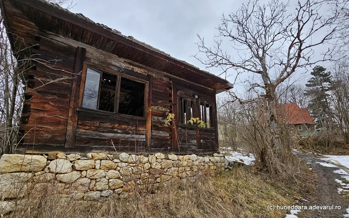 Fosta școală din Grohot, ruinată. Foto: Daniel Guță. ADEVĂRUL