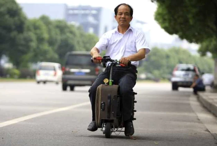 He Liang merge cu valiza vehicul pe o strada din Changsha provincia Hunan China FOTO Reuters